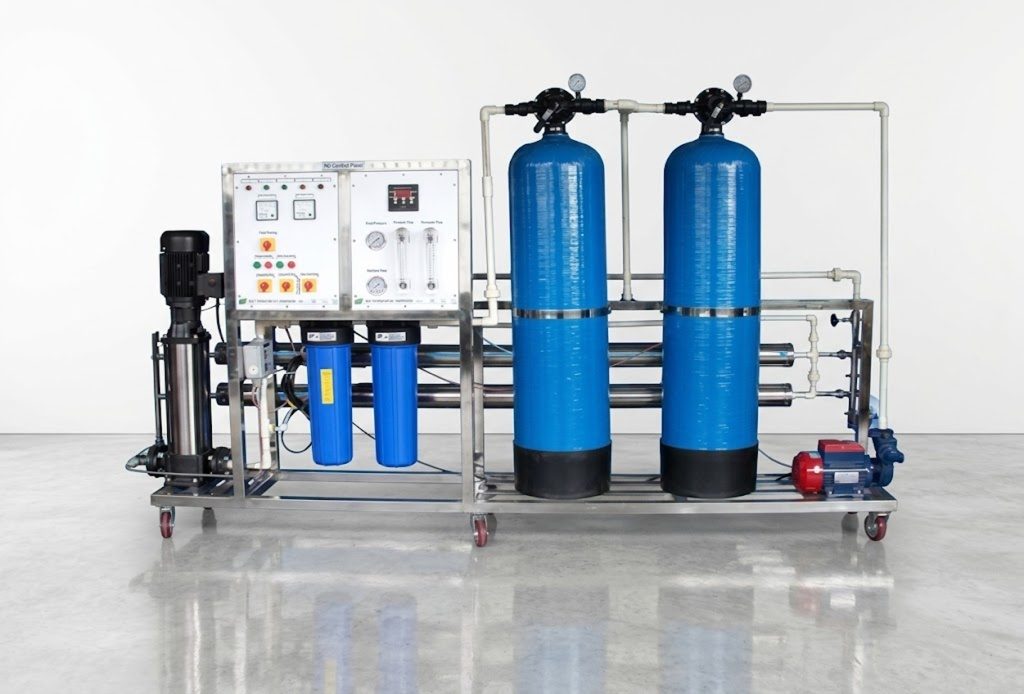 Skid-mounted reverse osmosis plant with twin FRP pressure vessels and control panel