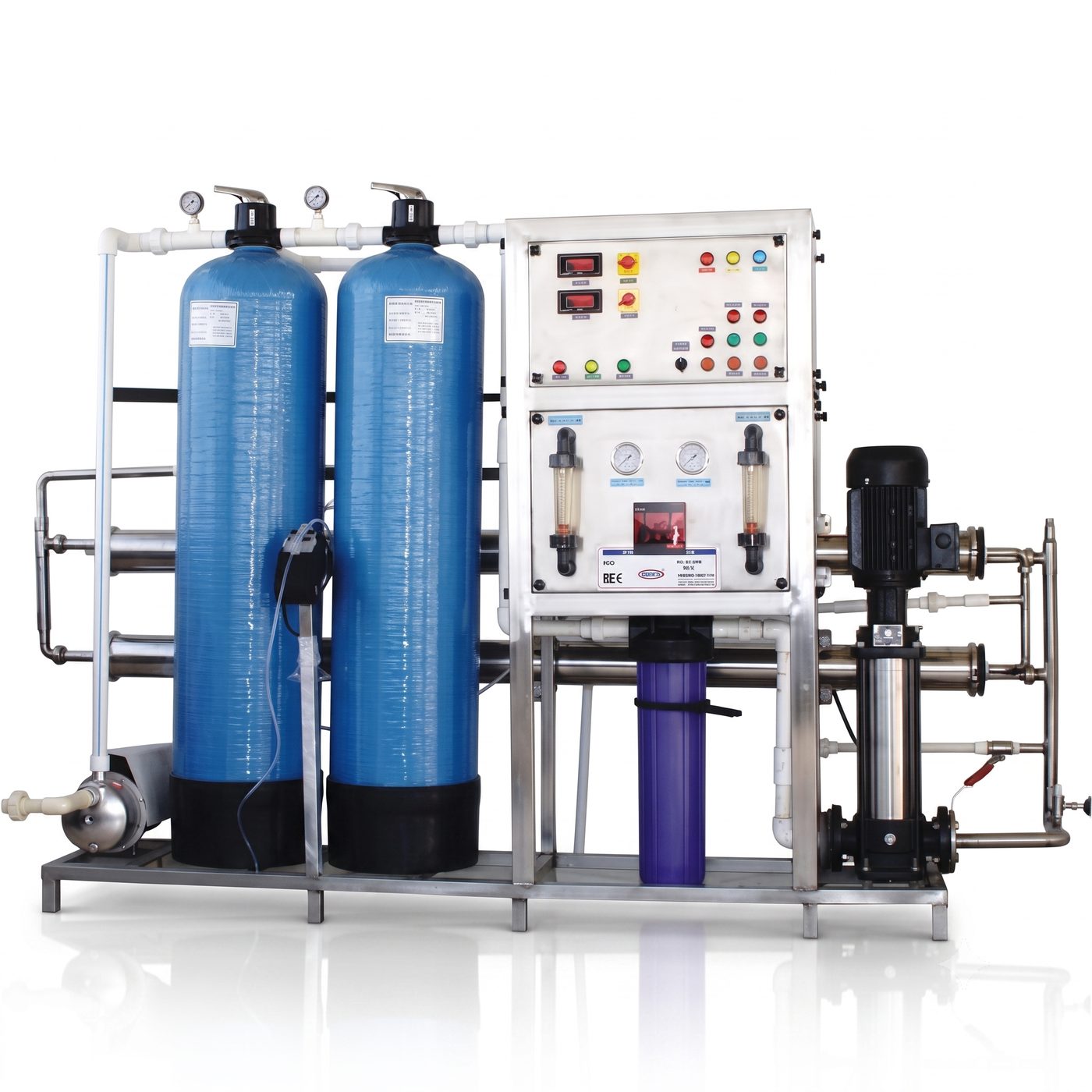 Reverse osmosis water treatment plant with FRP pressure vessels, membrane housings and control panel